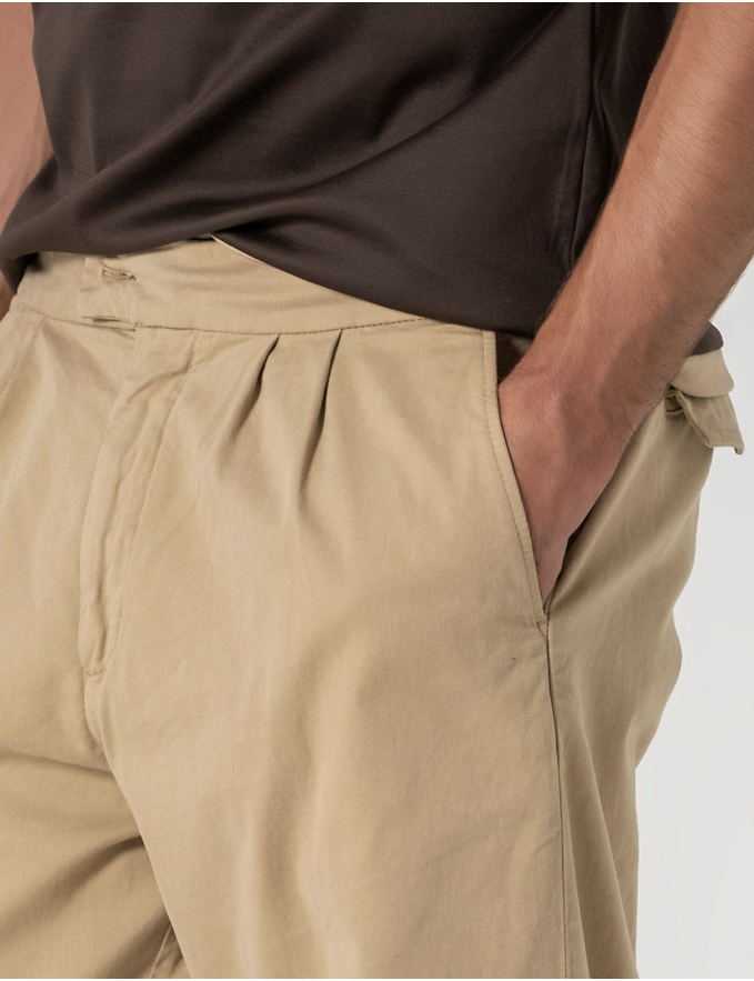CALÇA CHINO CROPPED FIT PREGA DUPLA BEGE