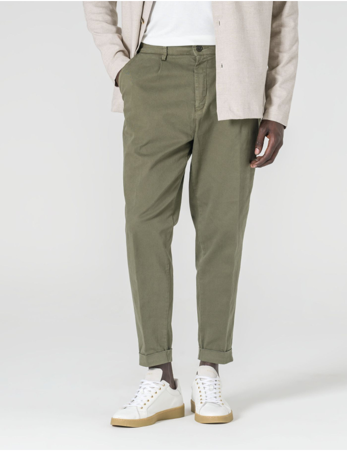 CALÇA CHINO CROPPED FIT VIROLA VERDE OLIVA