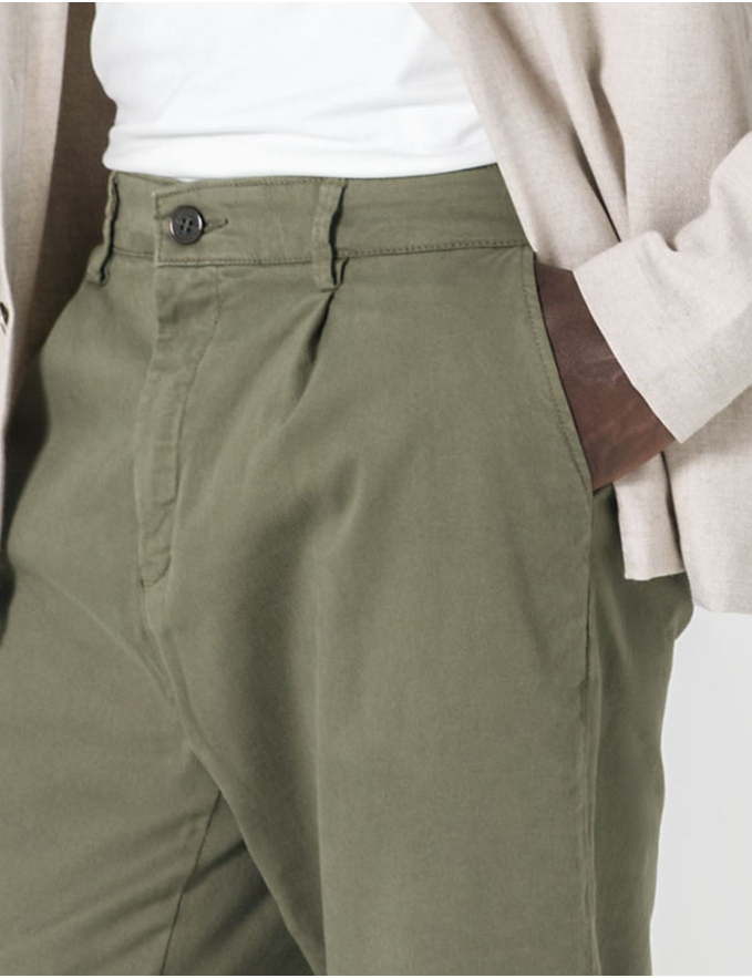 CALÇA CHINO CROPPED FIT VIROLA VERDE OLIVA