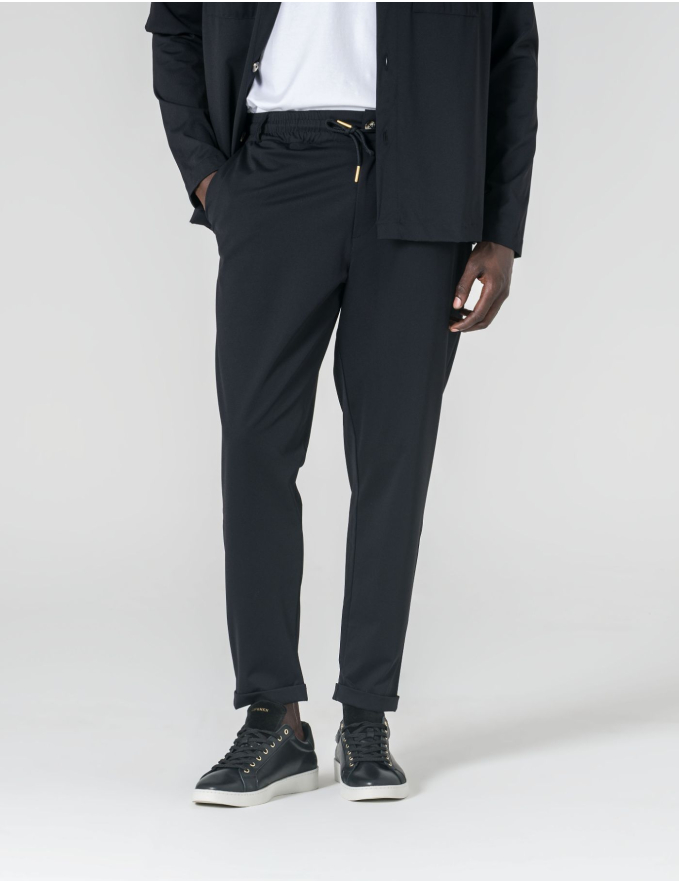 CALÇA COM CORDÃO TECIDO TÉCNICO CROPPED FIT PRETO