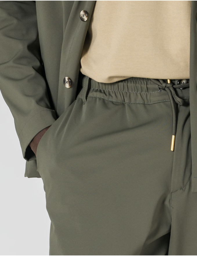 CALÇA COM CORDÃO TECIDO TÉCNICO CROPPED FIT VERDE