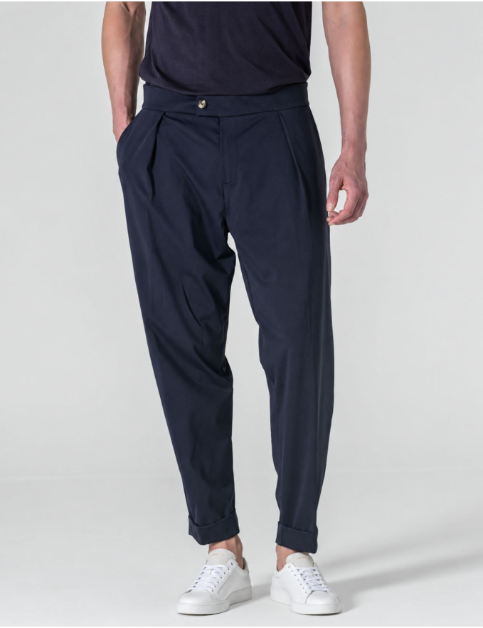 CALÇA AZUL COM PREGAS EM TECIDO TÉCNICO