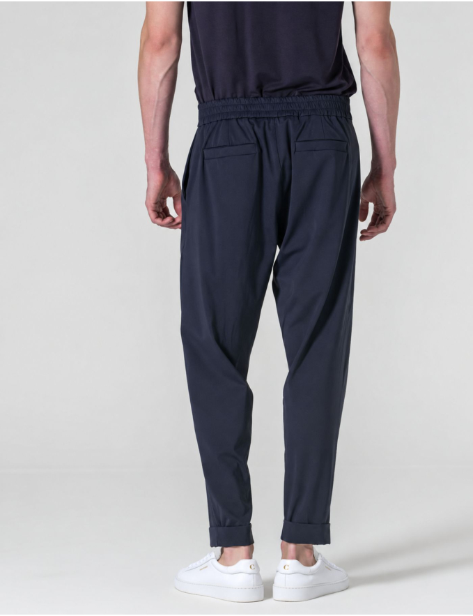 CALÇA AZUL COM PREGAS EM TECIDO TÉCNICO