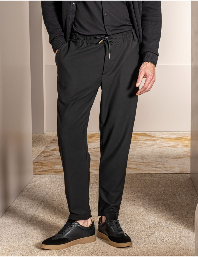 CALÇA PRETA DE TECIDO COM CORDÃO CROPPED FIT