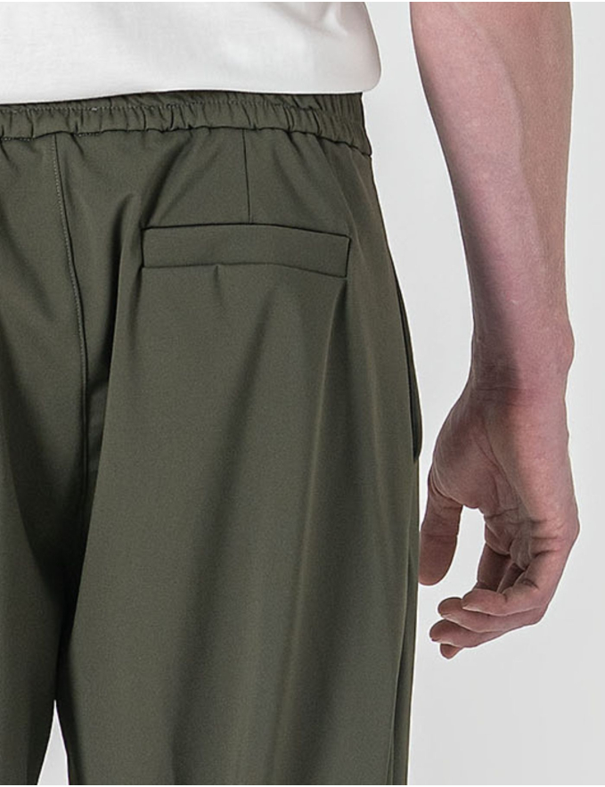 CALÇA VERDE COM PREGAS EM TECIDO TÉCNICO
