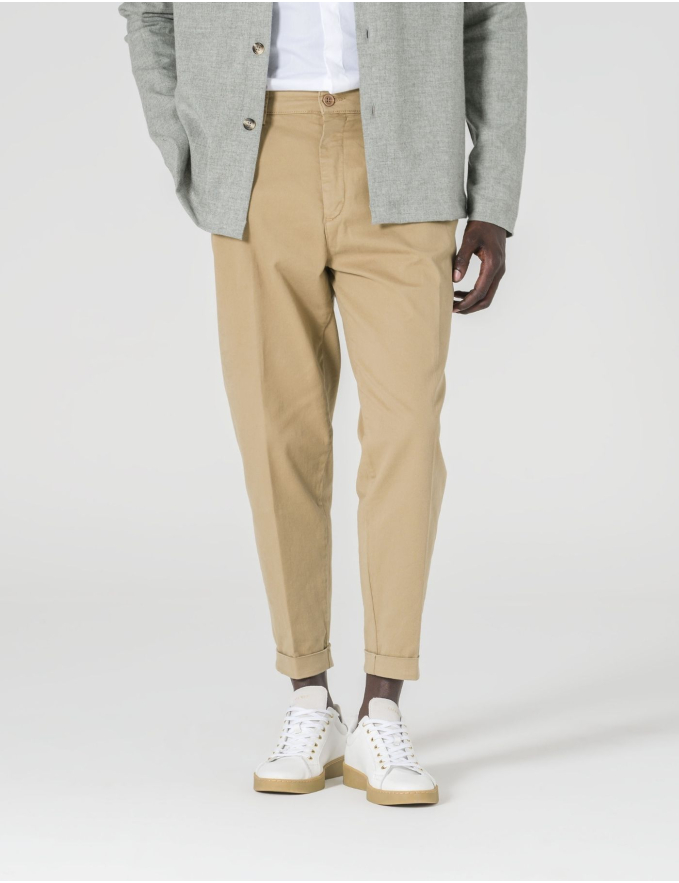 CALÇA CHINO CROPPED FIT VIROLA CAMEL