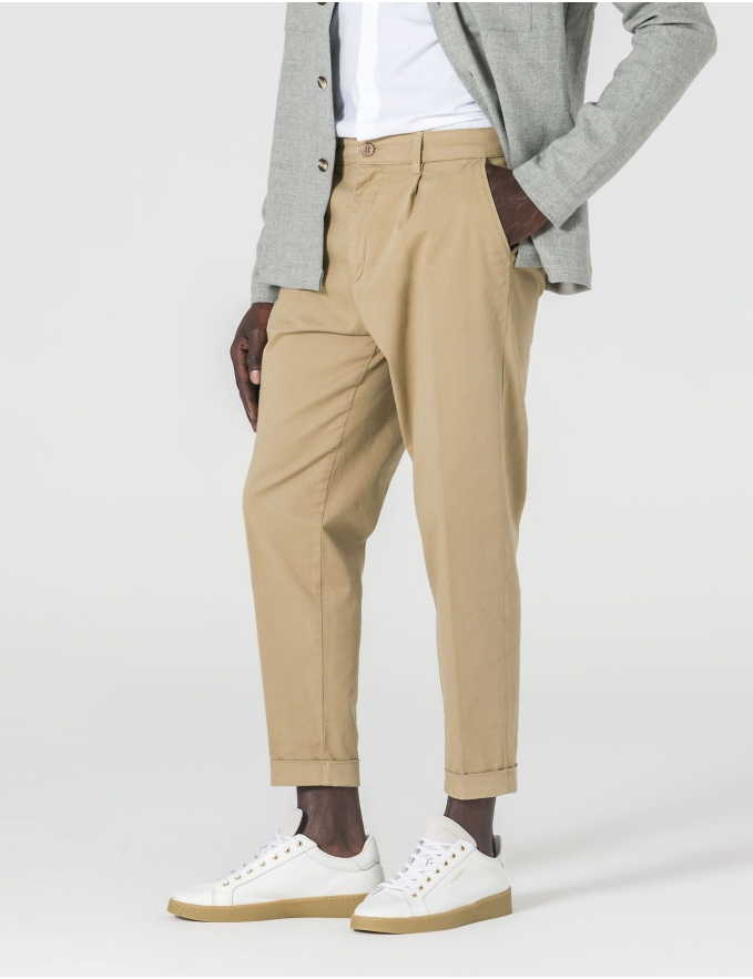 CALÇA CHINO CROPPED FIT VIROLA CAMEL