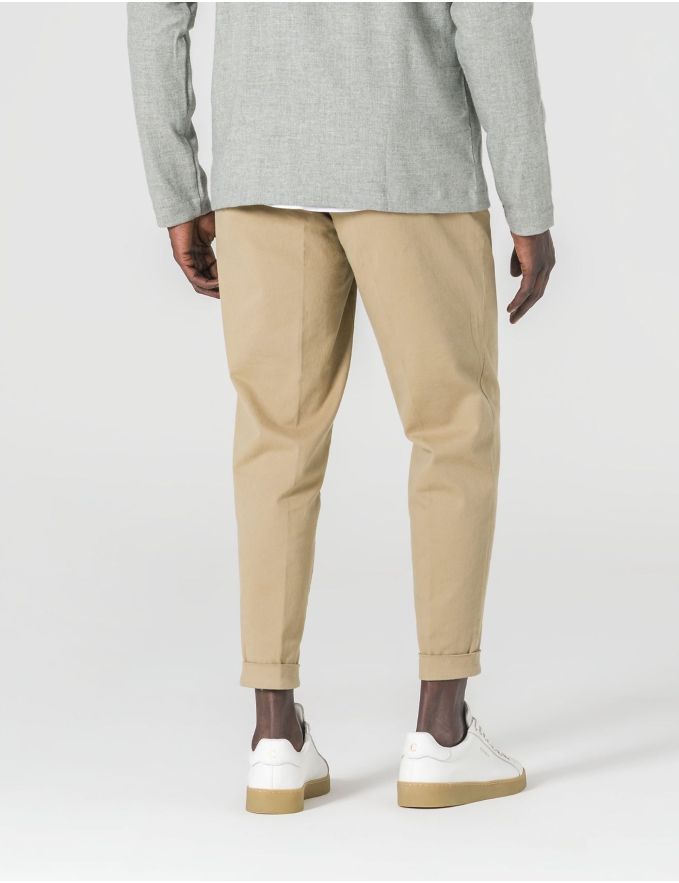 CALÇA CHINO CROPPED FIT VIROLA CAMEL