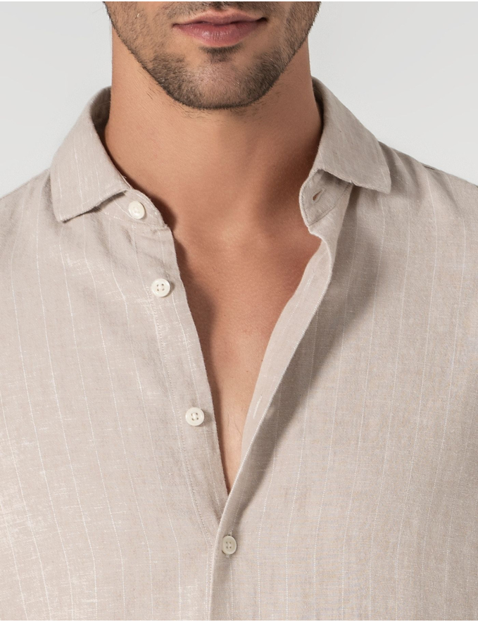 CAMISA DE LINHO BEGE C/ RISCA BRANCA