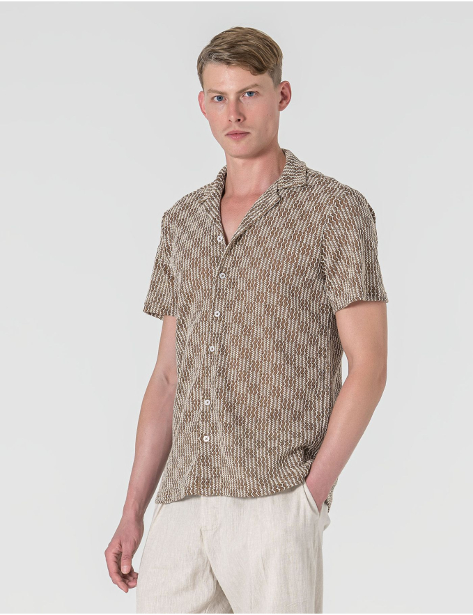 CAMISA HAVAIANA CROCHET BEGE E CASTANHO