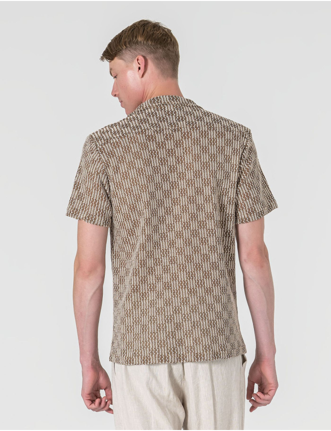 CAMISA HAVAIANA CROCHET BEGE E CASTANHO