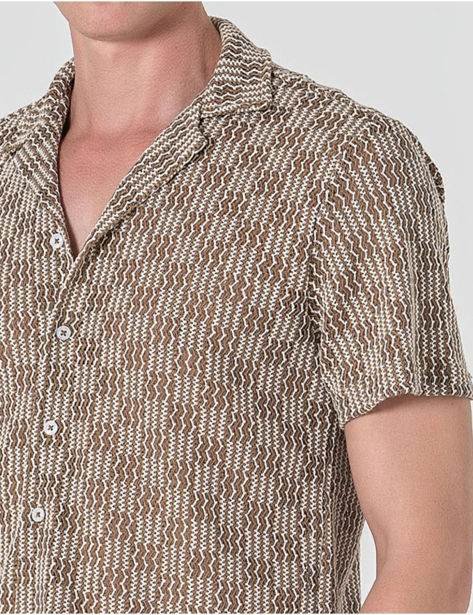 CAMISA HAVAIANA CROCHET BEGE E CASTANHO