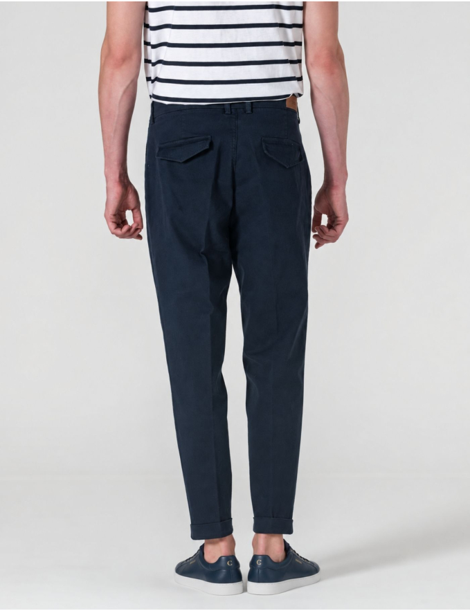 CALÇA CHINO CROPPED FIT BOLSO DE CHAPA AZUL MARINHO