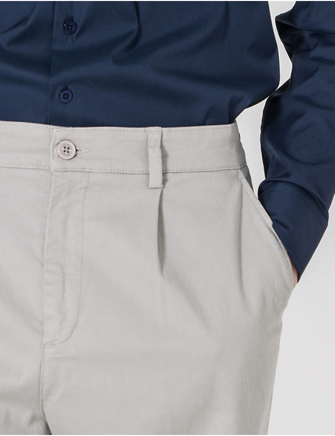 CALÇA CHINO CROPPED FIT VIROLA CINZA CLARO