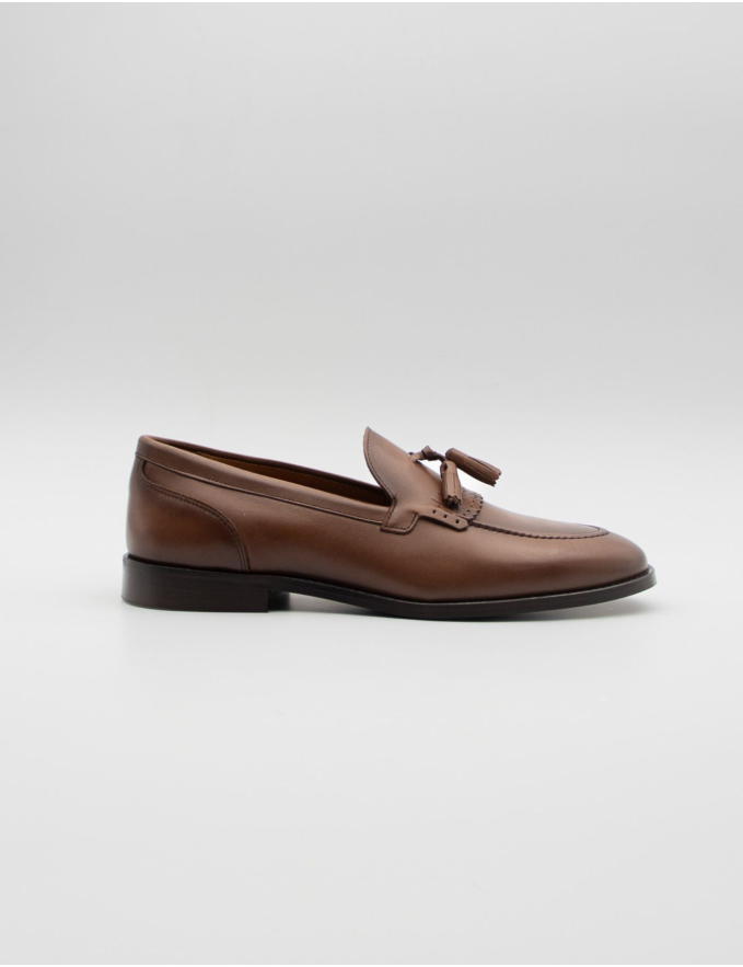 MOCASSINS COM FRANJAS E BERLOQUES EM PELE CASTANHO