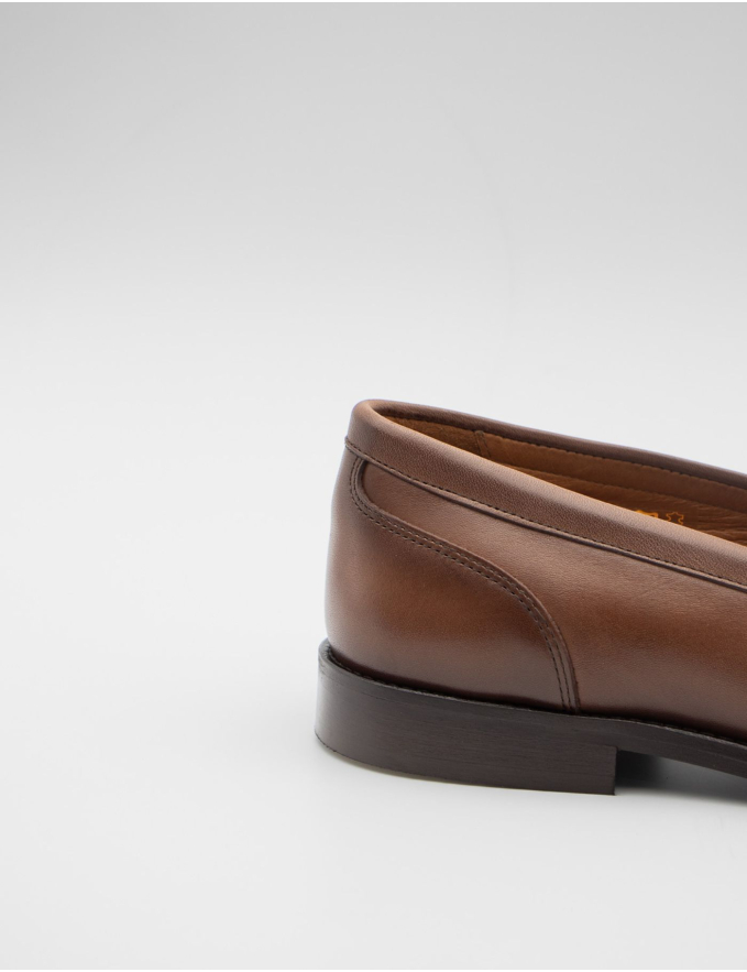 MOCASSINS COM FRANJAS E BERLOQUES EM PELE CASTANHO