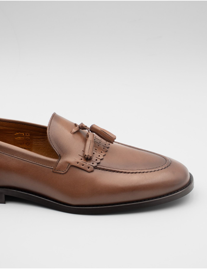 MOCASSINS COM FRANJAS E BERLOQUES EM PELE CASTANHO