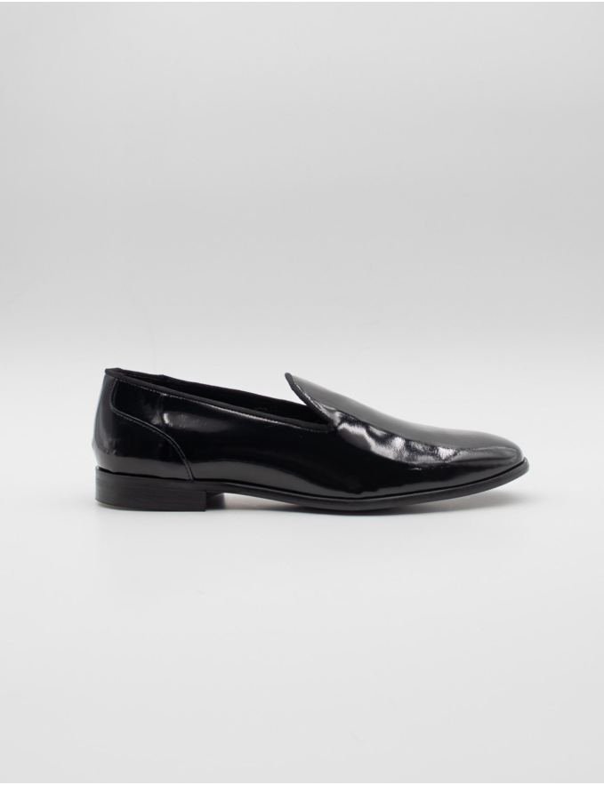 SAPATO LOAFER EM PELE VERNIZ PRETO