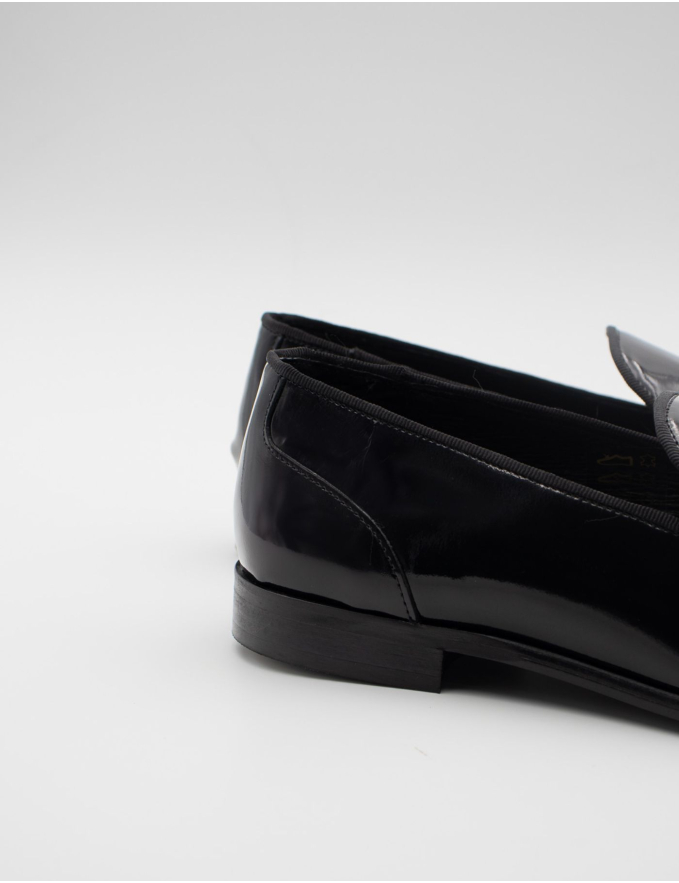 SAPATO LOAFER EM PELE VERNIZ PRETO