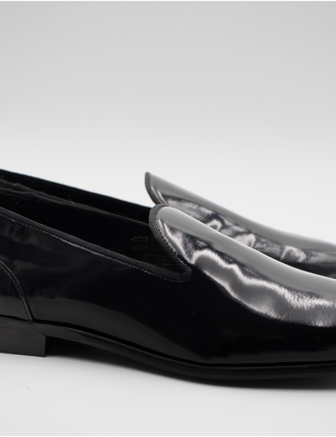 SAPATO LOAFER EM PELE VERNIZ PRETO
