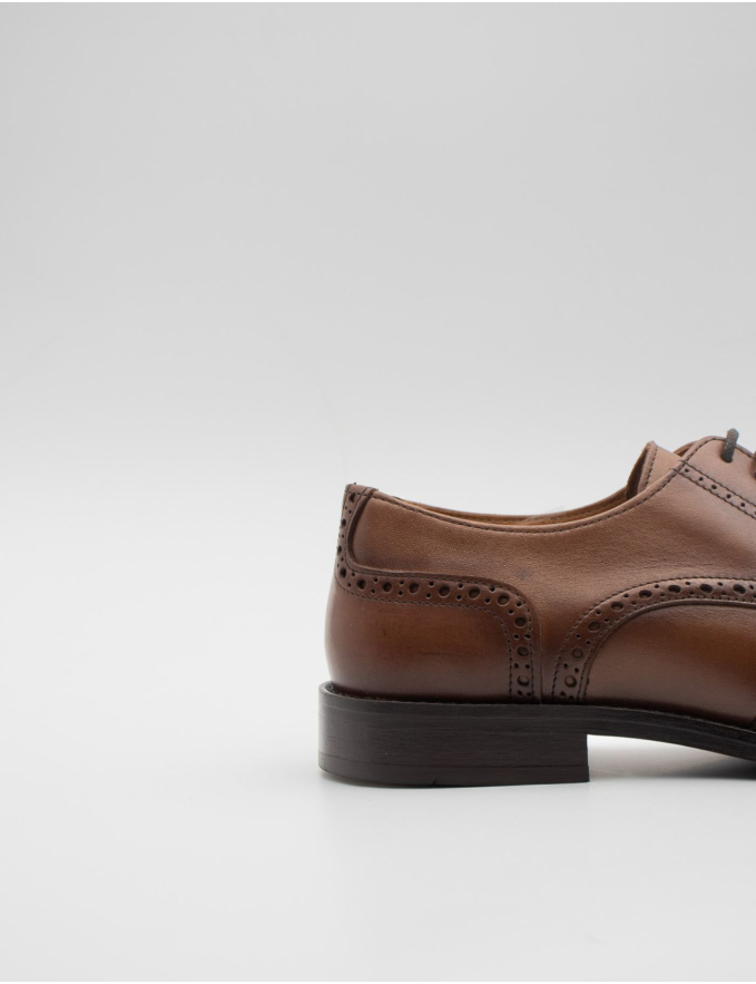 SAPATO OXFORD EM PELE CASTANHO