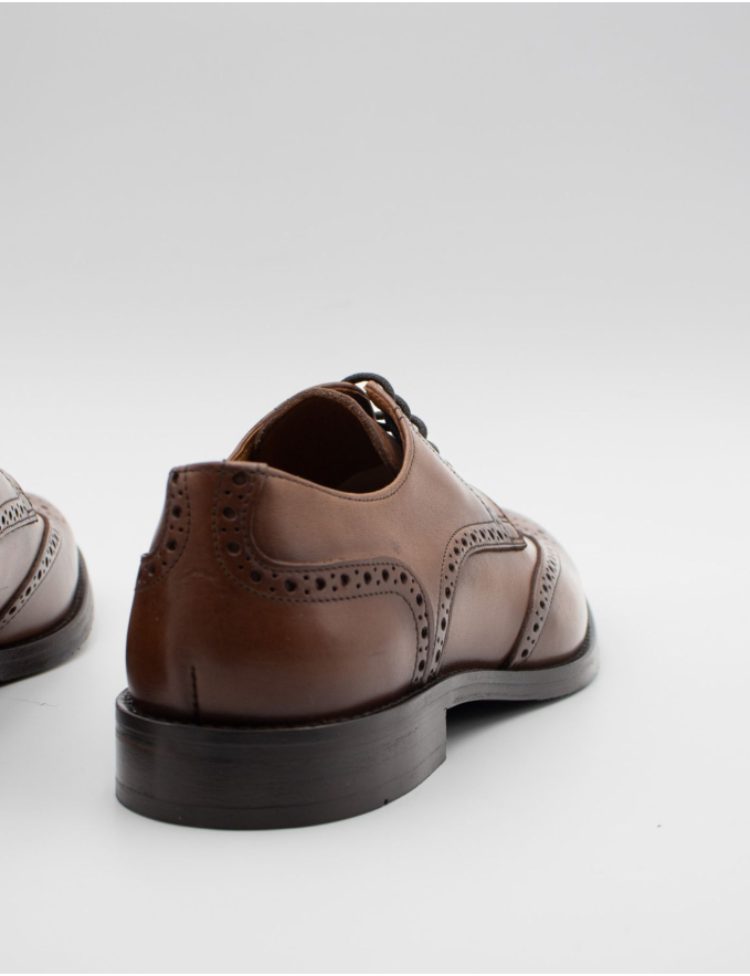 SAPATO OXFORD EM PELE CASTANHO